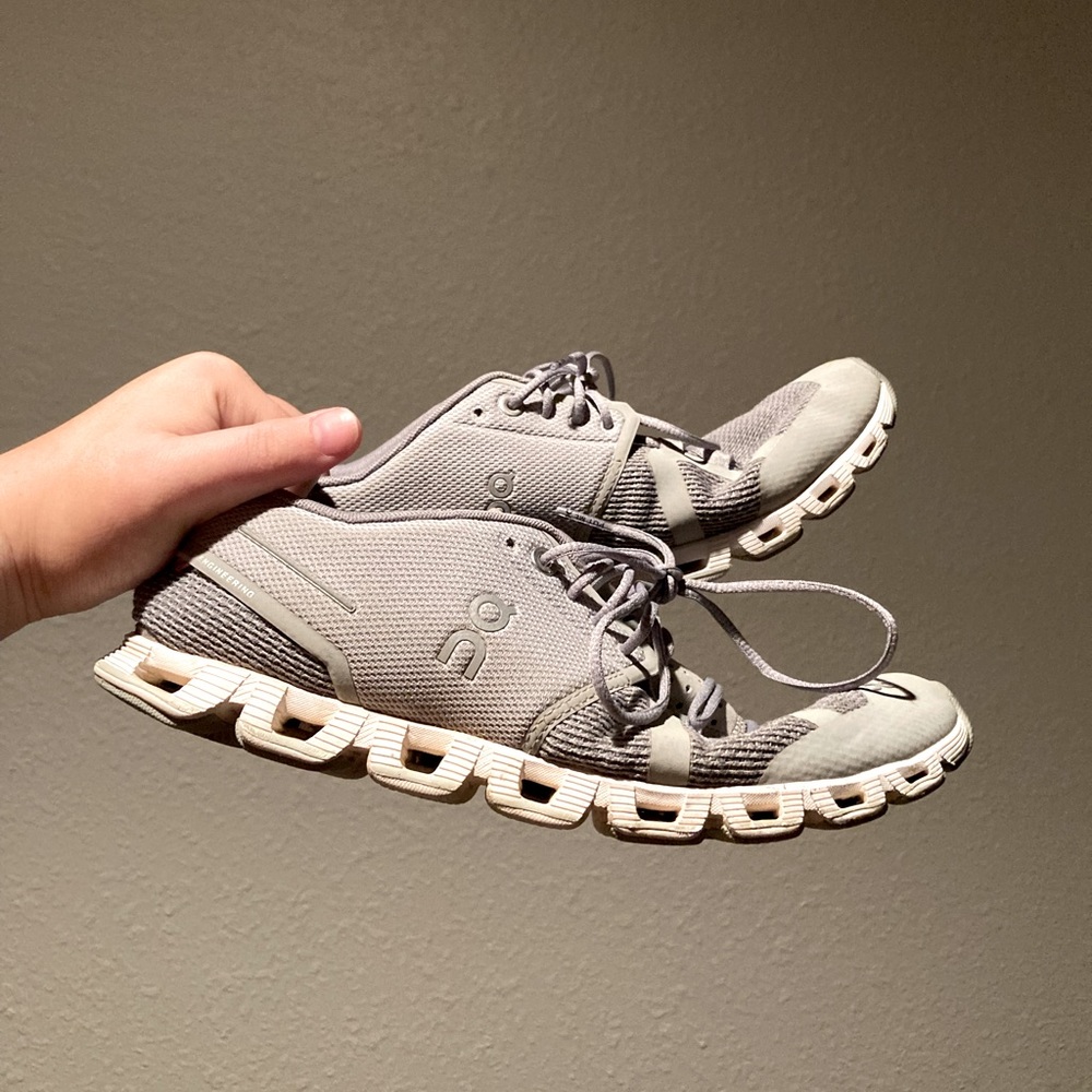 MUST GO - make an offer :) Womens Size 8 Gray On Clouds - Great Condition